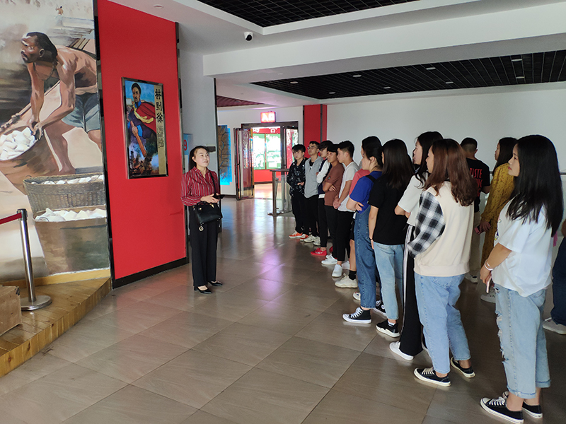 英亚体育(中国)集团有限公司组织师生代表参观德江县禁毒教育基地(图1)
